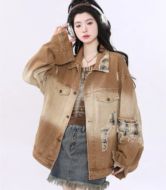 ブラウンからベージュへのグラデーションデニムジャケットをラフに羽織り、ヘッドホンをつけたモデルの正面ウエストアップ