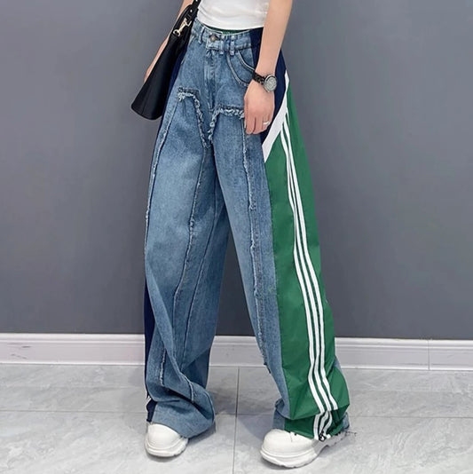 三本ラインのグリーンのジーンズをやや足を広げて。