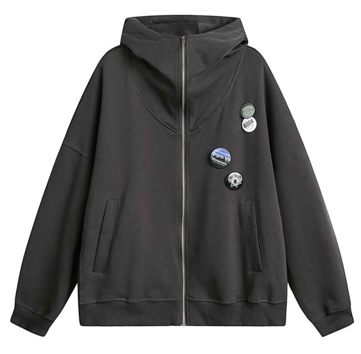 ダークブラウンのジップアップパーカーの平置き(単体)写真。胸元の缶バッジ装飾とポケットのデザイン。