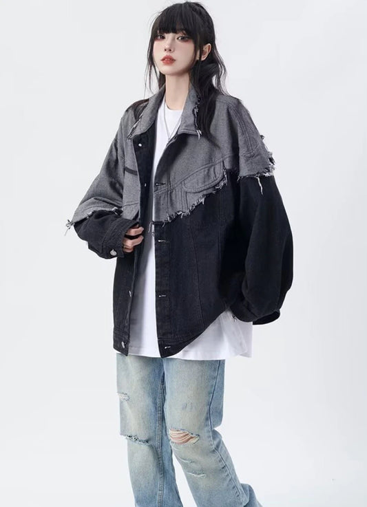 オーバーサイズデニムジャケットの正面立ち姿。袖のたまり具合や丈感、リメイク風のデザインがよくわかる構図。