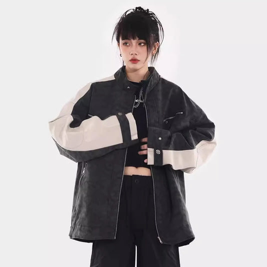 ツートンライダース風ジャケットのバストアップ。片袖を強調したポーズ。