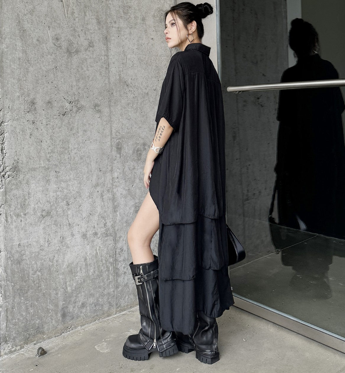 レイヤード風モダンブラックロングシャツ おしゃれ ／TEA