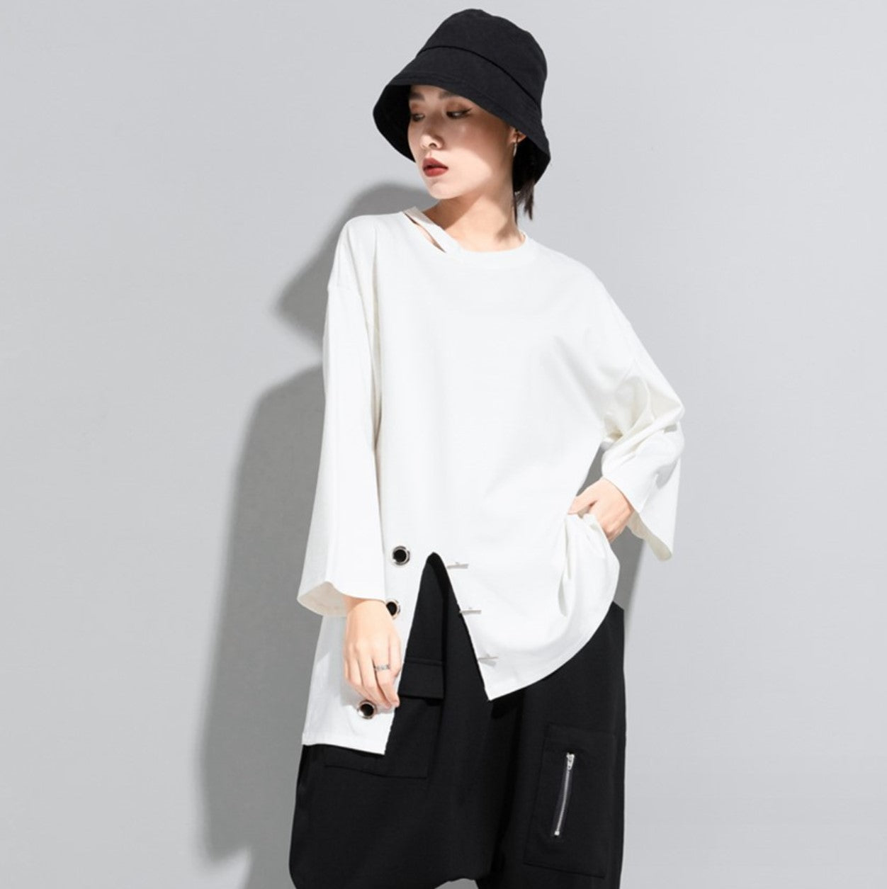 アシンメトリーリングデザインTシャツ/カットソー オーバーサイズ ／TEA