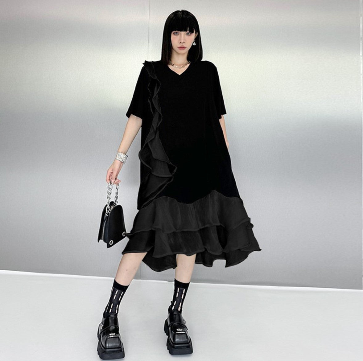 フリル付きアシンメトリーデザインミディ丈モノトーン白黒ワンピース ／TEA