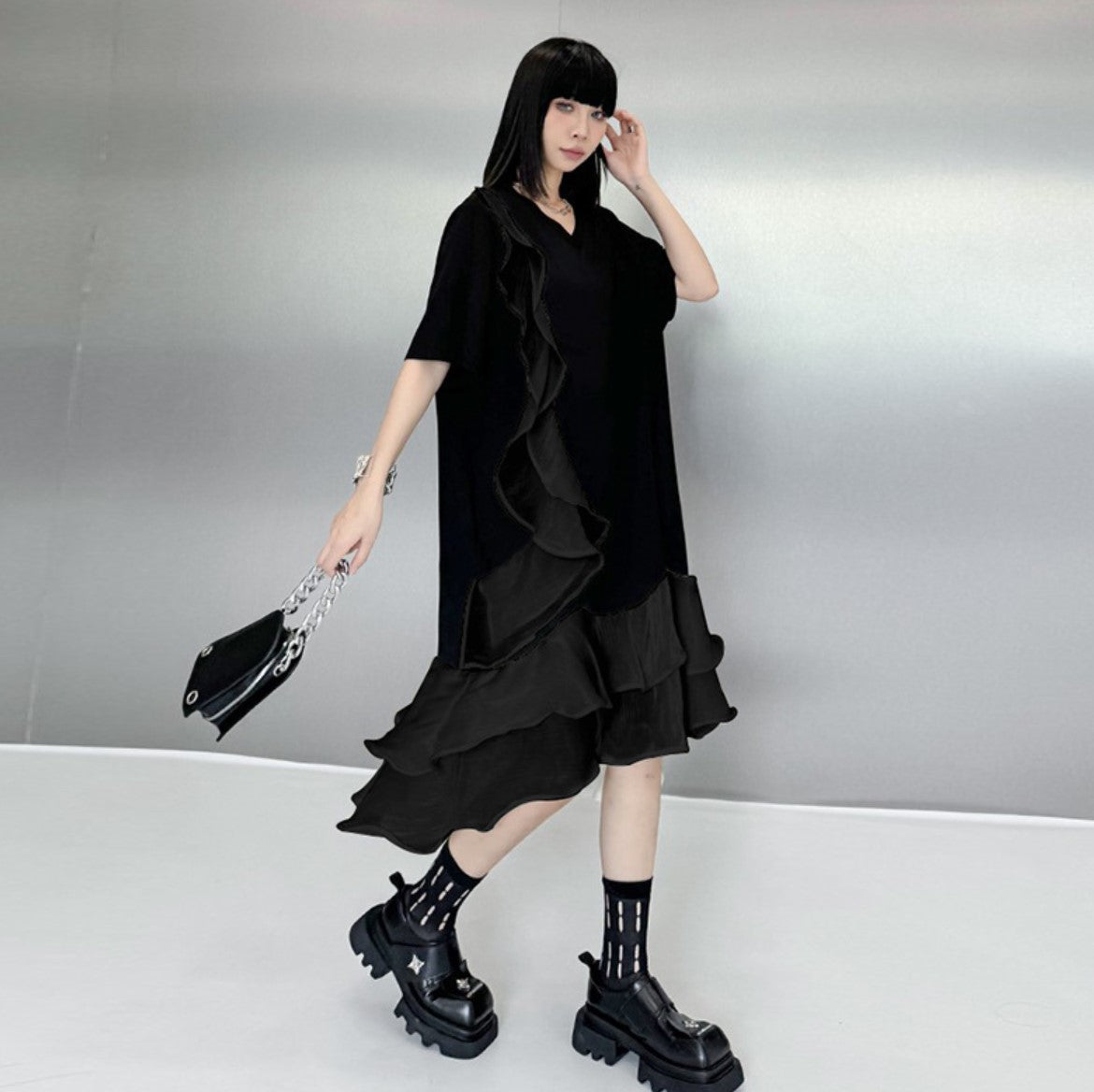 フリル付きアシンメトリーデザインミディ丈モノトーン白黒ワンピース ／TEA