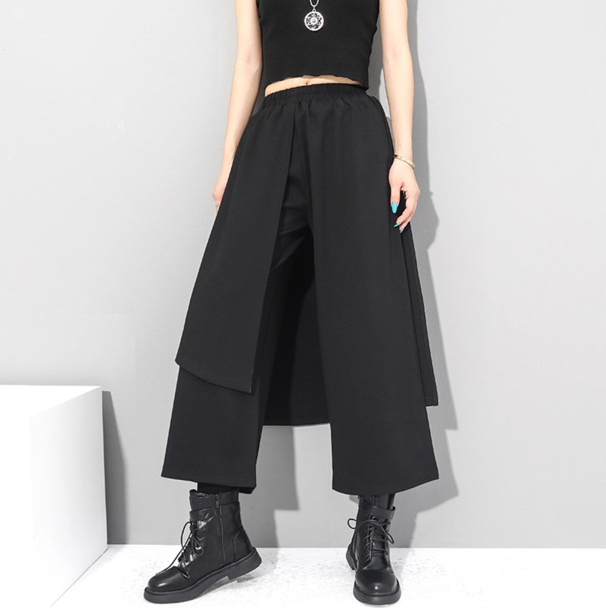 中性的 アシンメトリー袴パンツ フェイクレイヤード ブラック ９分丈 ／TEA
