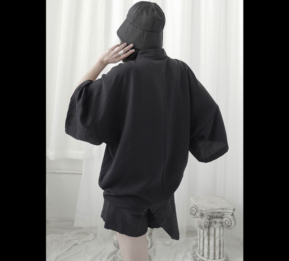 中性的ゆったりシャツ/ブラウス 七分袖 おしゃれ ブラック ホワイト ／ユニセックス モレビー