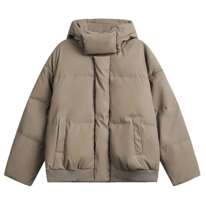 ベージュ/カーキのハイネック・フード付きショート丈ダウンジャケット単体の商品画像。キルティングとサイドポケットが確認できる。