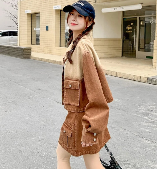 ベージュとブラウンのバイカラーデニムセットアップを着たモデル。キャップを被り、振り向きざまに微笑む立ち姿。