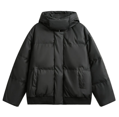 黒のハイネック・フード付きショート丈ダウンジャケット単体の商品画像。リブ仕様の裾と袖口が特徴。