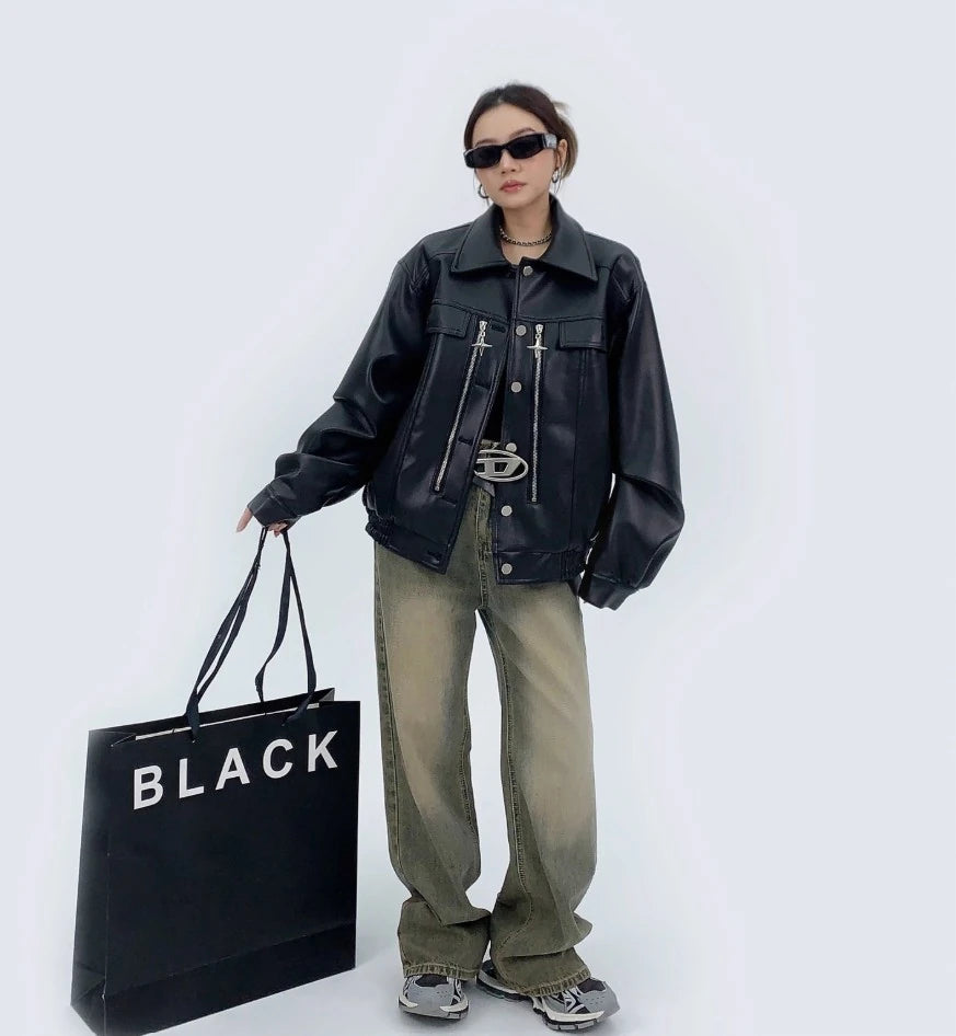 黒のレザージャケットを着たモデル（襟折り返し）。「BLACK」と書かれた大きな紙袋を持つ全身ショット。