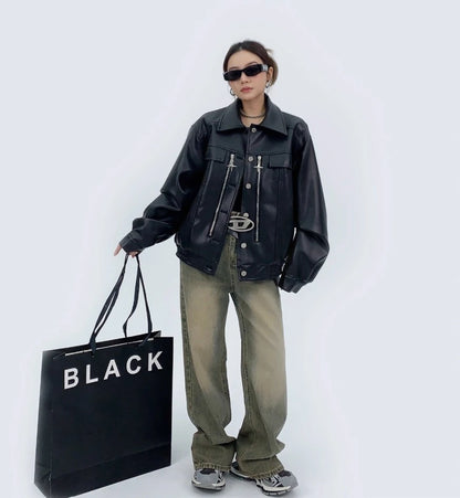 黒のレザージャケットを着たモデル（襟折り返し）。「BLACK」と書かれた大きな紙袋を持つ全身ショット。