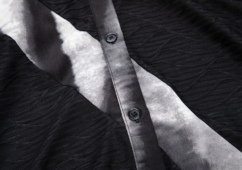 黒の配色ライン半袖シャツのボタン周りと切替デザインの拡大