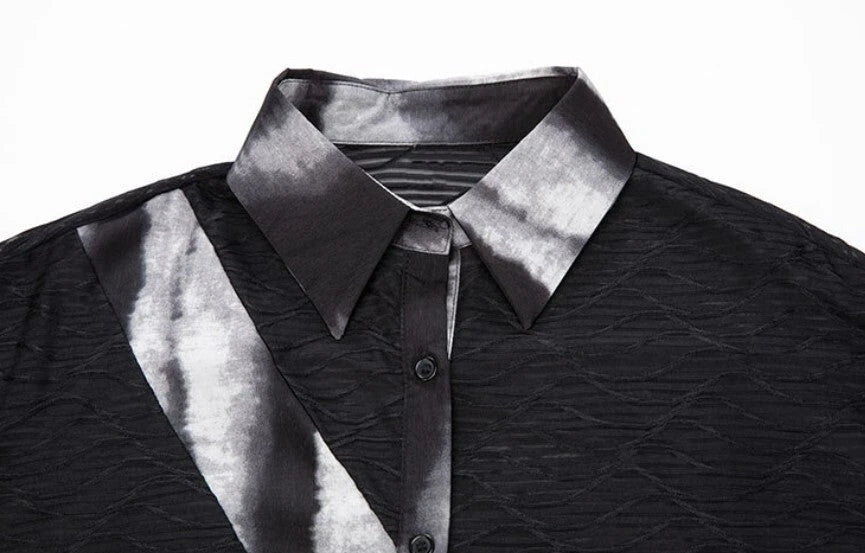 黒の配色ライン半袖シャツの襟元と柄を確認できる商品ディテール
