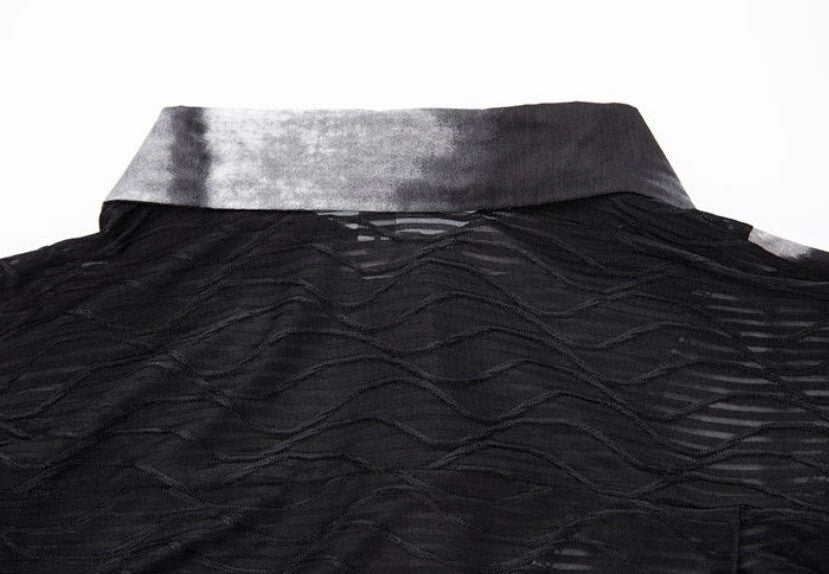 黒の配色ライン半袖シャツの背面素材感と柄を写した商品ディテール