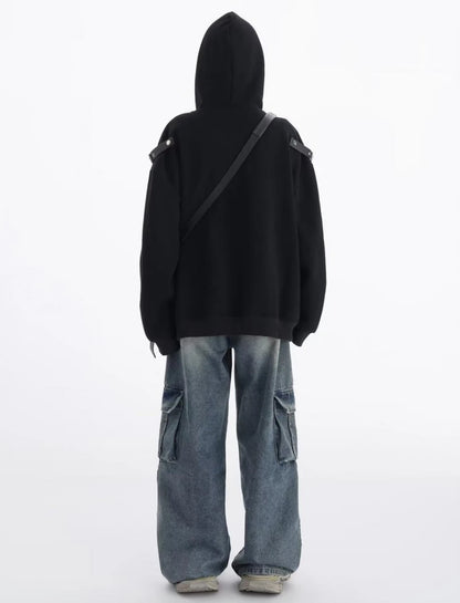 黒のショルダーベルト付きオーバーサイズパーカーを着た後ろ姿。フードと肩ベルトの位置が分かるバックスタイルコーデ。