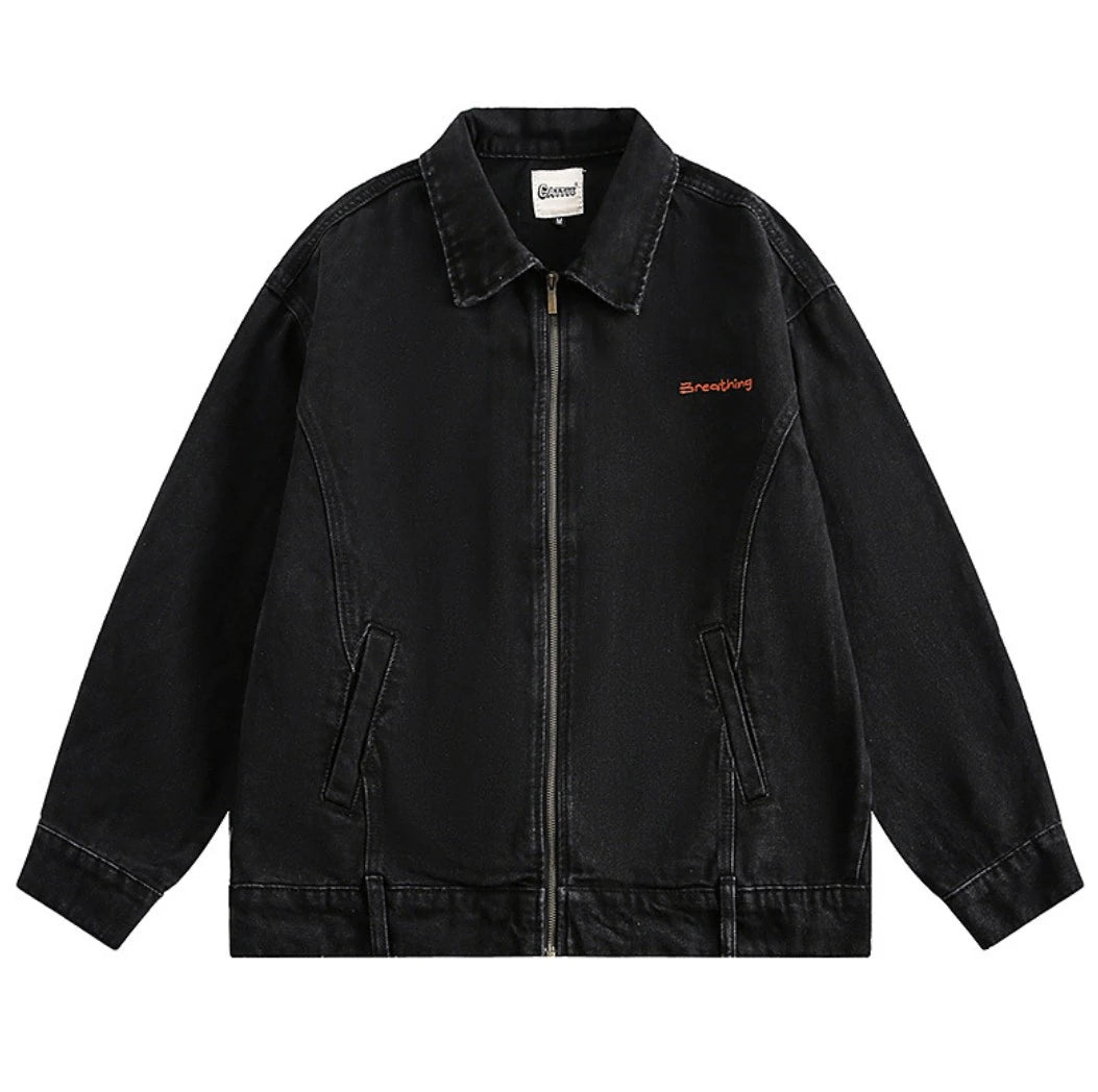 ブラックデニムジャケットの商品写真（単体、ロゴ刺繍）。