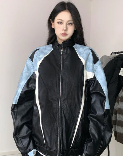 ブルーとブラックの配色ライダースジャケットを着たモデル。スタンドカラー。