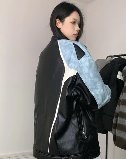 ブルーとブラックの配色ライダースジャケットを着たモデルの背面。横向き。