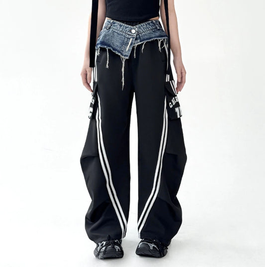 デニムレイヤードデザインの黒ワイドトラックパンツを正面から写した全身コーデカット