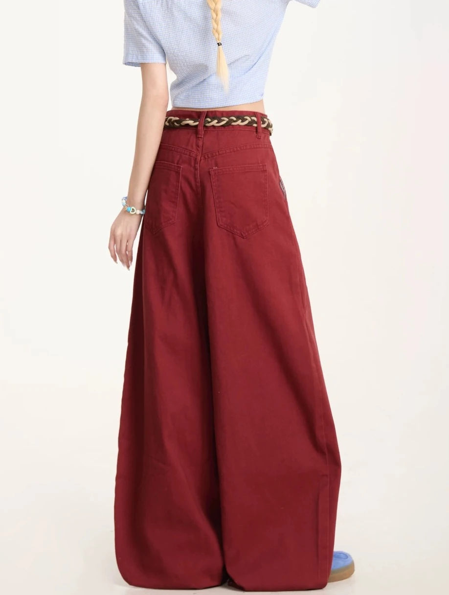 パンツの背面ウエストとヒップポケットのクローズアップ。ベルト代わりのロープ紐のデザイン詳細。