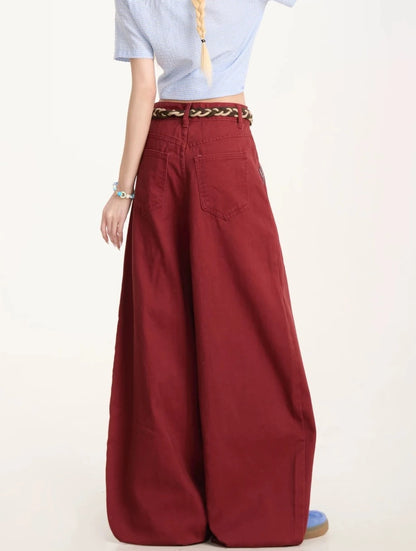 パンツの背面ウエストとヒップポケットのクローズアップ。ベルト代わりのロープ紐のデザイン詳細。