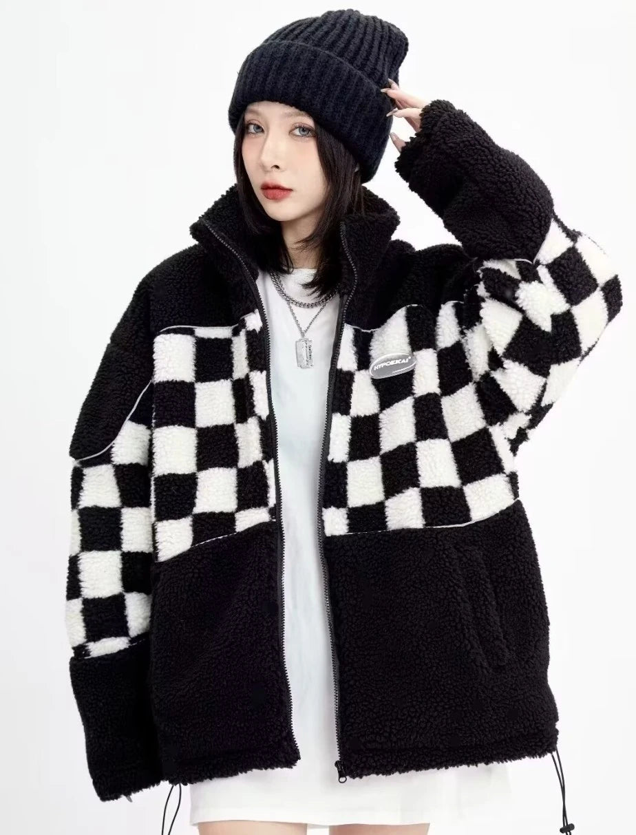 ボアジャケットを羽織り、ニット帽に手を添えたポーズ。白のインナーと合わせたカジュアルなスタイリング。