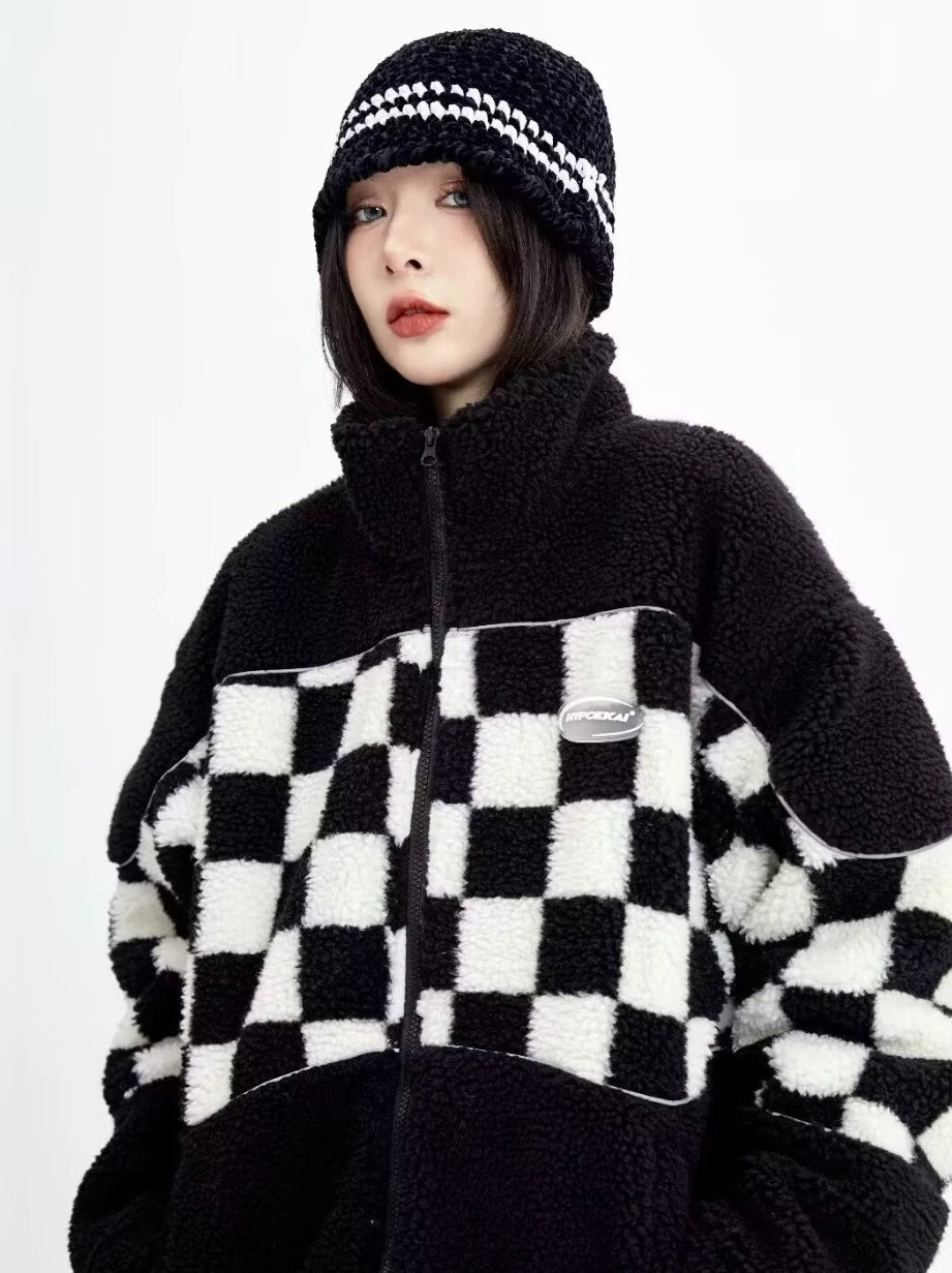 ボアジャケットのバストアップ写真。モコモコとした生地の質感と、胸元のシルバーロゴパッチのディテール。