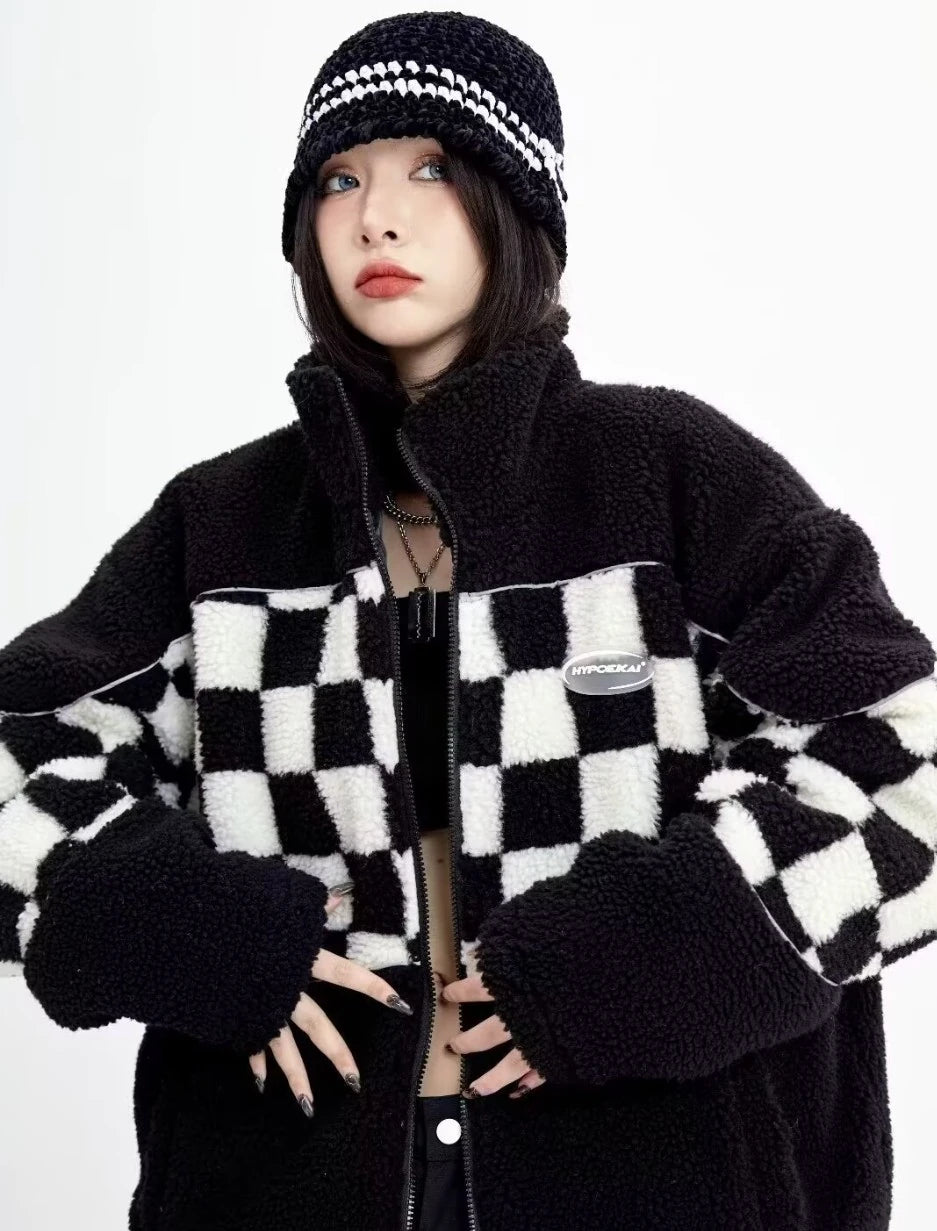 前のファスナーを開けて着用したボアジャケット。インナーに黒のクロップドトップスを合わせ、へそ出しをした着こなし。