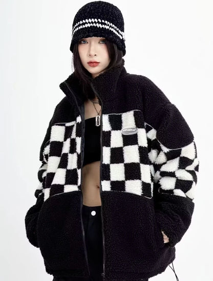 ファスナーを開けた状態のチェッカーボード柄シェルパジャケット。黒いインナーを見せたレイヤードスタイル。