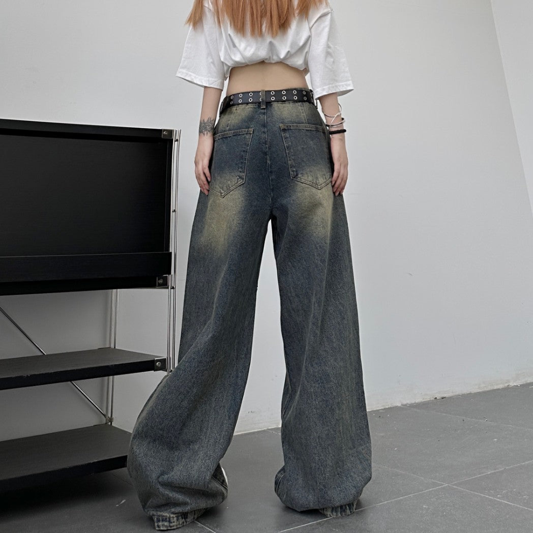 後ろから撮影したウォッシュブラックのワイドデニムパンツ。シンプルなバックポケットと広がりのあるワイドシルエットが分かるカット。