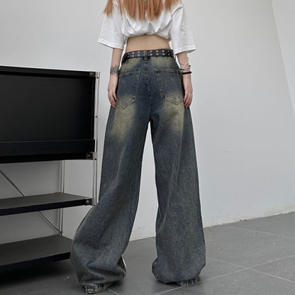 後ろから撮影したウォッシュブラックのワイドデニムパンツ。シンプルなバックポケットと広がりのあるワイドシルエットが分かるカット。