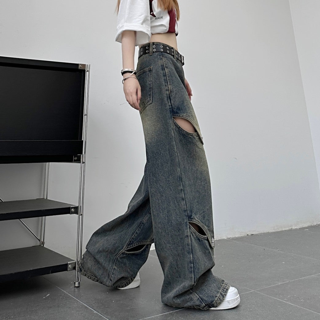 横から撮影したブラックワイドデニムパンツ。脚のラインに沿って並ぶレイヤード風スリットディテールがよく分かる画像。