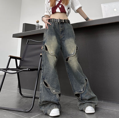 フロントのスリットと小さなクロス型金具ディテールがよく見えるワイドデニムパンツのアップショット。