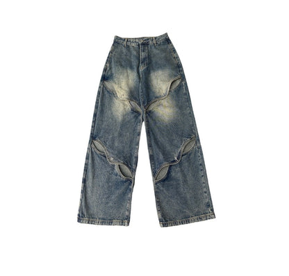 白背景に平置きしたカットアウトワイドデニムパンツのフロント全体画像。脚部分に並ぶカットアウトスリットデザインがはっきり分かる。