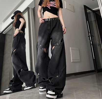 クロップドトップスと合わせたブラックカットアウトワイドデニムパンツの鏡スタイリングショット。フロントのスリットデザインとワイドなボリューム感が強調されている。