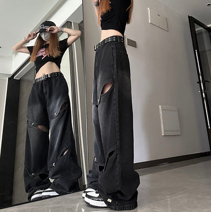 後ろ姿を鏡越しに撮影したブラックワイドデニムパンツ。程よいウォッシュ加工とシンプルなバックポケット、ゆったりとしたワイドシルエットが見える。