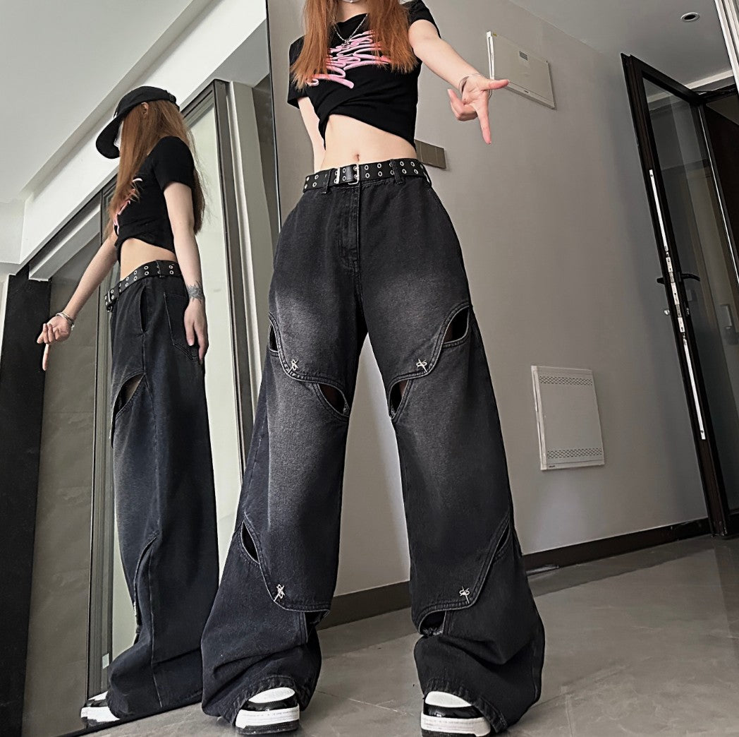 白背景に平置きしたブラックカットアウトワイドデニムパンツ。両脚に連なるスリットディテールとワイドストレートシルエットがはっきり分かる商品画像。