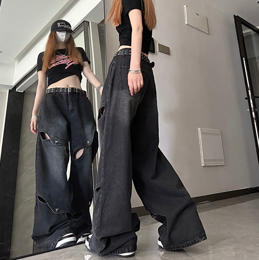 グラフィック入りクロップドトップスと合わせたブラックカットアウトワイドデニムパンツ。鏡に映った姿も写り、フロントのカーブ状スリットが強調された全身コーデ写真。