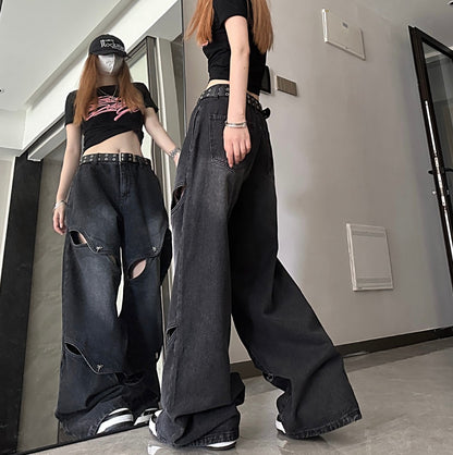 グラフィック入りクロップドトップスと合わせたブラックカットアウトワイドデニムパンツ。鏡に映った姿も写り、フロントのカーブ状スリットが強調された全身コーデ写真。