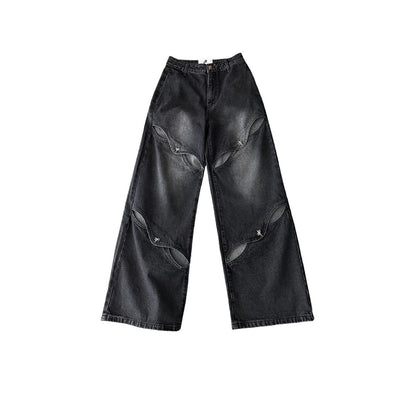 白背景に平置きしたブラックカットアウトワイドデニムパンツのフロント全体画像。脚部分に並ぶカットアウトスリットデザインがはっきり分かる。