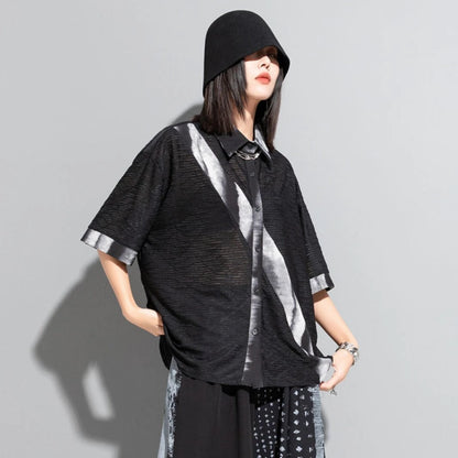 黒シャツを着たモデルの斜め前からのコーデ画像