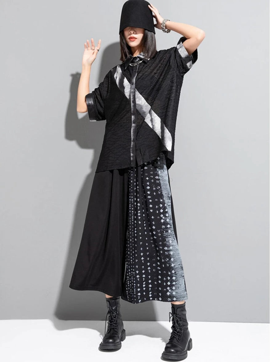 黒シャツとワイドパンツの全身コーデ正面