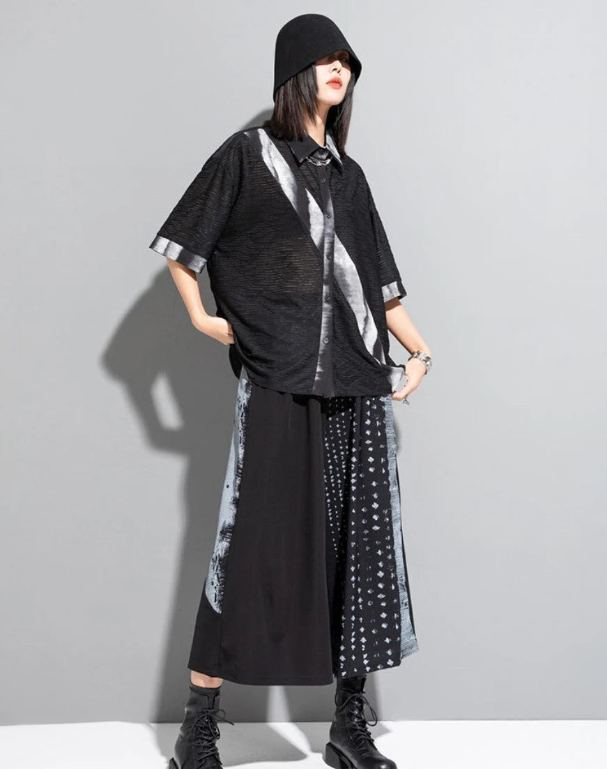 黒の半袖アートシャツを合わせたスタイリング全身