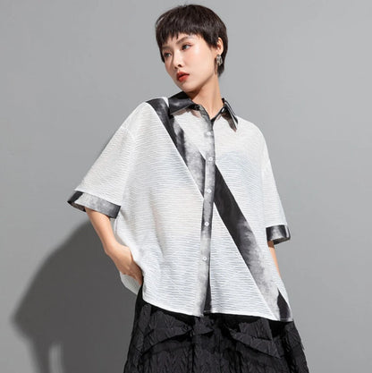 ホワイトの斜めタイダイ柄シアー半袖シャツをモデルがサイド向きで着用したバストアップ