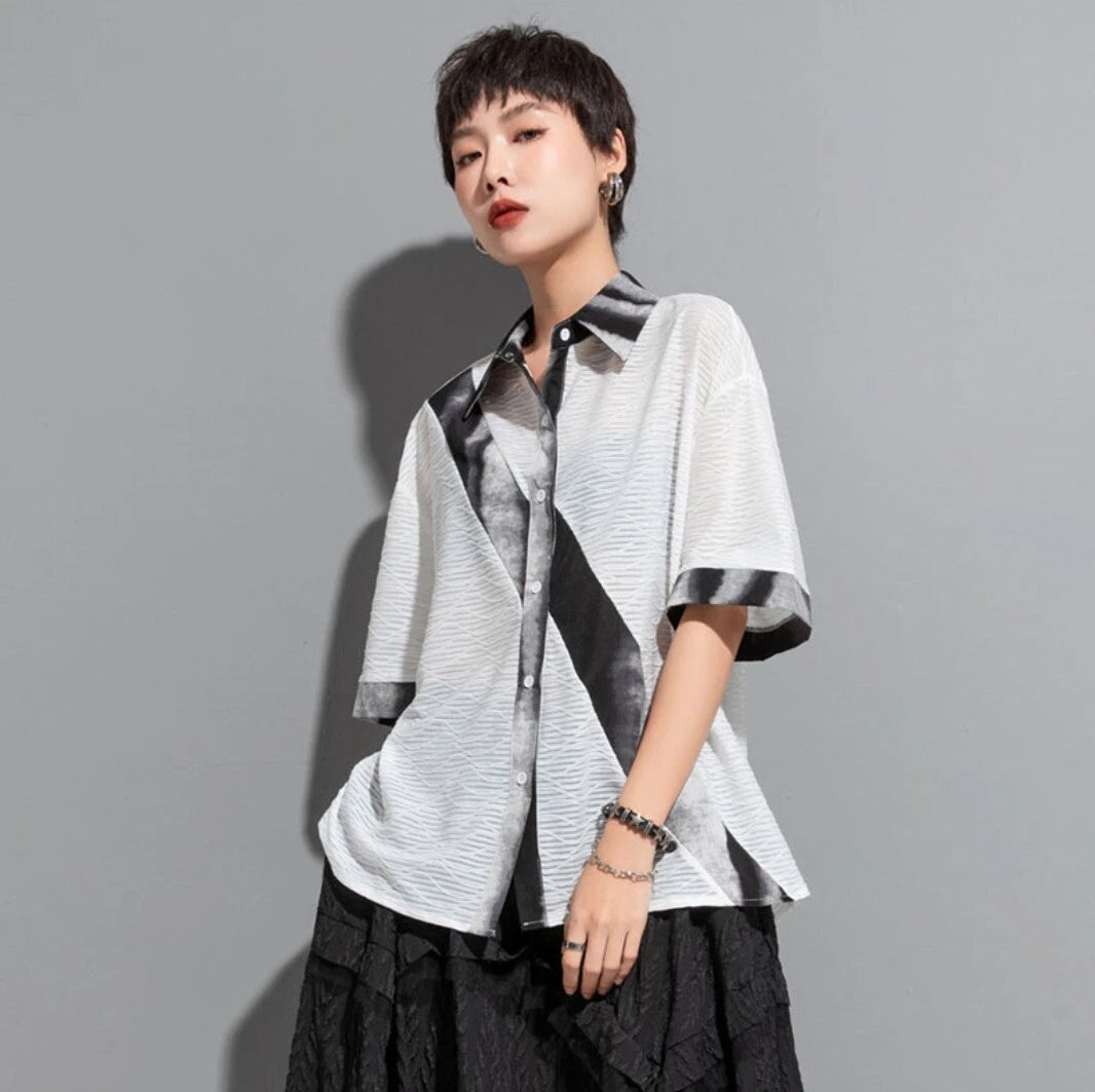 ホワイトの斜めタイダイ柄シアー半袖シャツをモデルが正面から着用したスタイリング写真