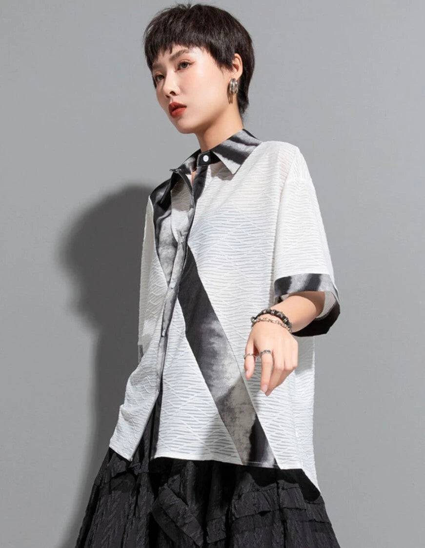 ホワイトの斜めタイダイ柄シアー半袖シャツの斜め前からのシルエットが分かるコーデ写真