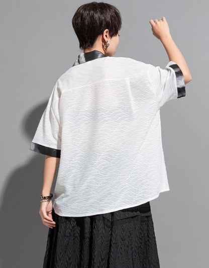 ホワイトの斜めタイダイ柄シアー半袖シャツの背面デザインが分かるバックショット