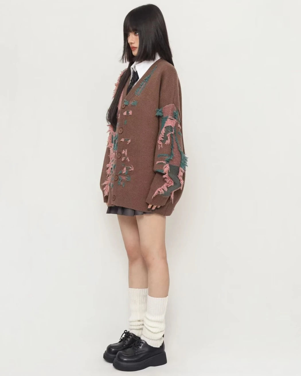 ブラウンのダメージカーディガンを着用したモデルの真横（サイドプロファイル）からの全身写真。袖のボリュームと丈感がわかる。