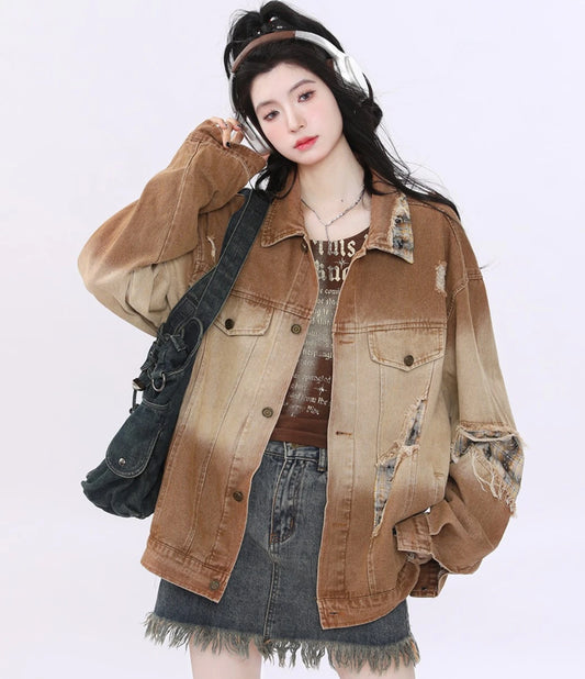 ブラウン系グラデーションのダメージデニムジャケットにデニムスカートとショルダーバッグを合わせたモデルの正面コーデ